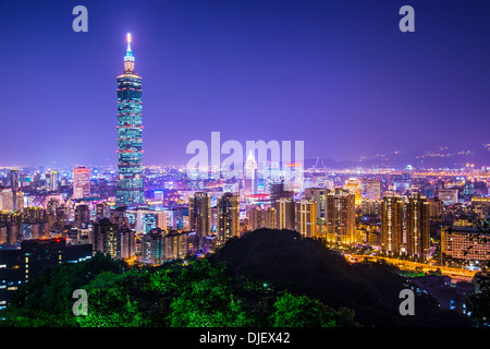 Moderne Bürogebäude in Taipei, Taiwan in der Nacht. Stockfoto