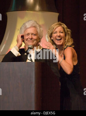 2. November 2007 - Boca Raton, Florida, USA - BARBARA BUSH und CHRIS EVERT auf der 2007 Chris Evert Raymond James Pro Celebrity Tennis Classic Gala im Boca Hotel and Resort. (Kredit-Bild: © Susan Mullane/ZUMA Press) Stockfoto