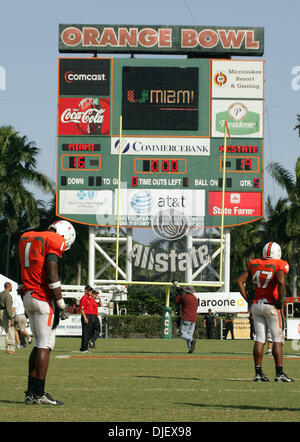 3. November 2007 - staatliche Miami, Florida, USA - North Carolina an Miami Hurricanes. KENNY PHILLIPS Stöcke #1 und #47 VEGAS FRANKLIN reagieren, Wolfpack besiegen die Stöcke in der Overtime 19-16 in der Orange Bowl. (Kredit-Bild: © Allen Eyestone/Palm Beach Post/ZUMA Press) Einschränkungen: USA Tabloid Rechte heraus! Stockfoto