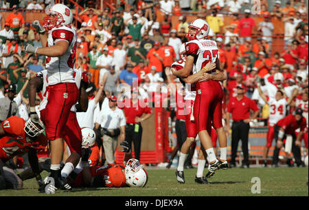 3. November 2007 - Überstunden Miami, Florida, USA - Wolfpack aber #27, die, denen Steven HAUSCHKA die gewinnende Fieldgoal in feiert, mit #20 BRADLEY PIERSON. (Kredit-Bild: © Allen Eyestone/Palm Beach Post/ZUMA Press) Einschränkungen: USA Tabloid Rechte heraus! Stockfoto