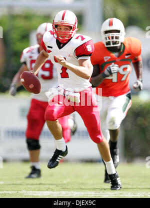 3. November 2007 jagt - Miami, Florida, USA - Wolfpack QB JUSTIN BURKE mixt 16 Yards für ein First Down als Miamis #49 Courtney Harris. (Kredit-Bild: © Allen Eyestone/Palm Beach Post/ZUMA Press) Einschränkungen: USA Tabloid Rechte heraus! Stockfoto