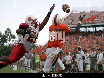 3. November 2007 - verteidigt Miami, Florida, USA - Wolfpacks #21 DEANDRE MORGAN als Stöcke #8 DARNELL JENKINS einen Pass nur aus der Endzone fängt. Die Stöcke forderte den Anruf aber der Anruf wurde nicht aufgehoben. (Kredit-Bild: © Allen Eyestone/Palm Beach Post/ZUMA Press) Einschränkungen: USA Tabloid Rechte heraus! Stockfoto