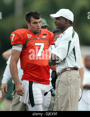 3. November 2007 Leiter - Miami, Florida, USA - Stöcke Trainer RANDY SHANNON und QB #7 KIRBY FREEMAN an der Seitenlinie beim gegen NC State. (Kredit-Bild: © Allen Eyestone/Palm Beach Post/ZUMA Press) Einschränkungen: USA Tabloid Rechte heraus! Stockfoto