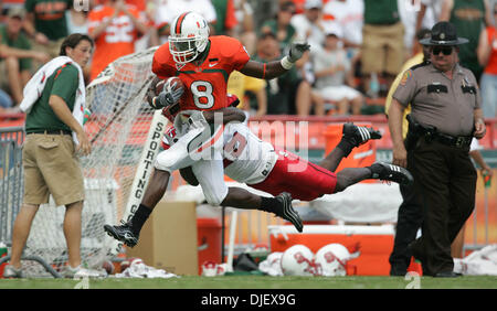 3. November 2007 - Miami, Florida, USA - Stöcke #8 DARNELL JENKINS von Wolfsrudeln #25 MIGUEL SCOTT nach einem langen Lauf im dritten Quartal in Angriff genommen wird. (Kredit-Bild: © Allen Eyestone/Palm Beach Post/ZUMA Press) Einschränkungen: USA Tabloid Rechte heraus! Stockfoto