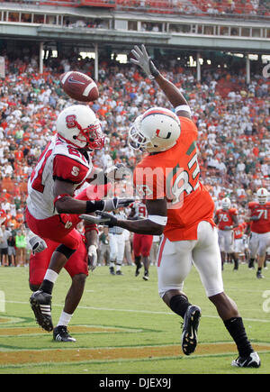 Miami, Florida, USA - Stöcke WR #83 SAM SHEILDS 3. November 2007 - kann nicht mit dem Ball kommen nachdem es während der letzten Minute der regulären Spielzeit von Wolfpack #21 DEANDRE MORGAN in der Endzone abgelenkt wurde. Miami hatte für ein Fieldgoal zu binden das Spiel und schicken Sie es in die Verlängerung, wo sie verloren 19-16 zu begleichen. (Kredit-Bild: © Allen Eyestone/Palm Beach Post/ZUMA Press) EINSCHRÄNKUNGEN: USA Stockfoto