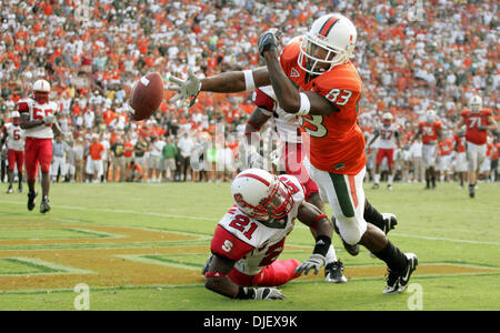 Miami, Florida, USA - Stöcke WR #83 SAM SHEILDS 3. November 2007 - kann nicht mit dem Ball kommen nachdem es während der letzten Minute der regulären Spielzeit von Wolfpack #21 DEANDRE MORGAN in der Endzone abgelenkt wurde. Miami hatte für ein Fieldgoal zu binden das Spiel und schicken Sie es in die Verlängerung, wo sie verloren 19-16 zu begleichen. (Kredit-Bild: © Allen Eyestone/Palm Beach Post/ZUMA Press) EINSCHRÄNKUNGEN: USA Stockfoto