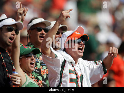 3. November 2007 jubeln - Miami, Florida, USA - Stöcke Fans für ihr Team in den nächsten, letzten Spiel in der Orange Bowl. (Kredit-Bild: © Allen Eyestone/Palm Beach Post/ZUMA Press) Einschränkungen: USA Tabloid Rechte heraus! Stockfoto