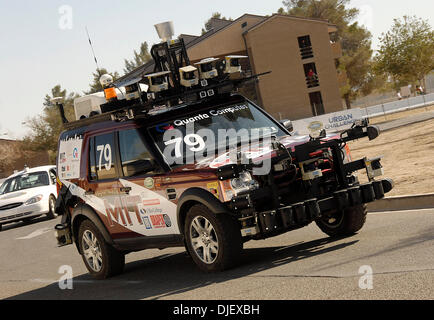 3. November 2007; Victorville, Kalifornien, USA; "TALOS", ein autonomes Fahrzeug vom MIT team während einer Mission im Finale des 2007 DARPA Urban Challenge am südlichen Kalifornien Logistik Flughafen. Obligatorische Credit: Foto von Vaughn Youtz/ZUMA Press. (©) Copyright 2007 von Vaughn Youtz. Stockfoto