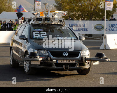 3. November 2007; Victorville, Kalifornien, USA; "CAROLINE", ein autonomes Fahrzeug aus dem CarOLD Team startet vom Startbereich im Finale des 2007 DARPA Urban Challenge am südlichen Kalifornien Logistik Flughafen. Obligatorische Credit: Foto von Vaughn Youtz/ZUMA Press. (©) Copyright 2007 von Vaughn Youtz. Stockfoto