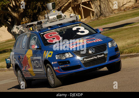 3. November 2007; Victorville, Kalifornien, USA; "JUNIOR," ein autonomes Fahrzeug aus dem Stanford Racing Team, während einer Mission im Finale des 2007 DARPA Urban Challenge am südlichen Kalifornien Logistik Flughafen. Obligatorische Credit: Foto von Vaughn Youtz/ZUMA Press. (©) Copyright 2007 von Vaughn Youtz. Stockfoto