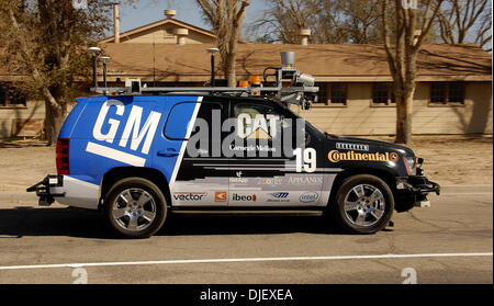 3. November 2007; Victorville, Kalifornien, USA; "Chef", ein autonomes Fahrzeug aus Tartan Racing team, während einer Mission im Finale des 2007 DARPA Urban Challenge am südlichen Kalifornien Logistik Flughafen. Obligatorische Credit: Foto von Vaughn Youtz/ZUMA Press. (©) Copyright 2007 von Vaughn Youtz. Stockfoto