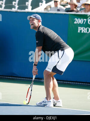 4. November 2007 zeigt - Delray Beach, Florida, USA - MURPHY JENSEN seine "Greg Norman" Ansatz zum Tennis bei den 2007 Chris Evert Raymond James Pro Celebrity Tennis Classic Delray Beach Tennis Center. (Kredit-Bild: © Susan Mullane/ZUMA Press) Stockfoto