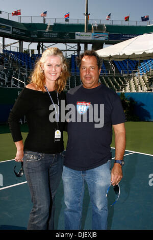 4. November 2007 - Delray Beach, Florida, USA - MAEVE QUINLAN und JON LOVITZ im 2007 Chris Evert Raymond James Pro Celebrity Tennis Classic Delray Beach Tennis Center. (Kredit-Bild: © Susan Mullane/ZUMA Press) Stockfoto