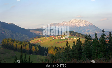 Aramaio Tal mit einigen Dörfern, die umliegenden Berge im Baskenland Stockfoto