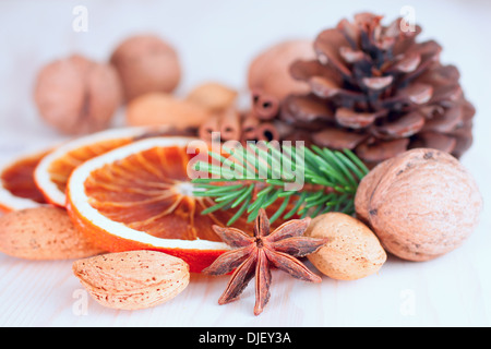 Verschiedene Arten von Nüssen, Gewürzen und getrockneten Orangen Stockfoto