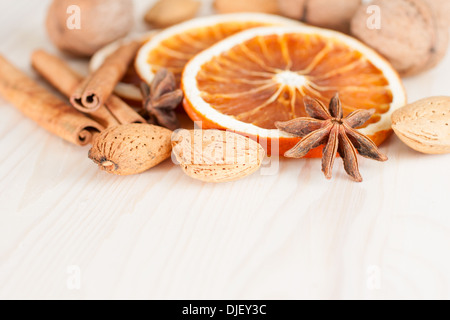 Getrocknete Orangenscheiben mit Zimt und Nüssen Stockfoto