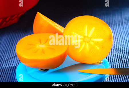 Scheibe von süß Persimmon auf blau. Stockfoto