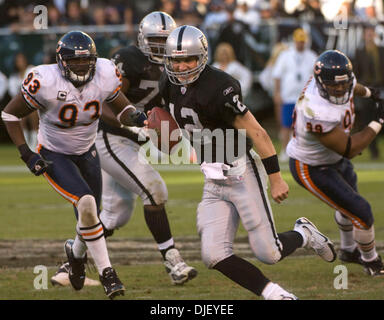 11. November 2007 - OAKLAND, CA, USA - Oakland Raiders Quarterback JOSH MCCOWN #12 sieht um ein Spiel unter Druck vom Chicago Bears defensive End ADEWALE OGUNLEYE #93 und defensive Tackle DARWIN WALKER #99 während ihres Spiels im McAfee Coliseum zu machen. (Kredit-Bild: © Al Golub/ZUMApress.com) Stockfoto