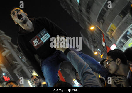 Kairo, Ägypten. 27. November 2013. Protest in Talaat Harb Square in der Innenstadt von ging, Kasr Al Ainy st.in vor Shoura Rat, Kairo, Ägypten, gegen die Erteilung eines neuen Gesetzes zur Regelung einige Demonstrationen, Mittwoch, 27 November, 2013.Nearly zwei Dutzend Frauen, im Alter von 15, werden übergeben hohen Gefängnisstrafen für protestieren zur Unterstützung Ägyptens islamistische Präsident, einem harten Urteil, das kommt einen Tag verdrängt nach Polizei schlagen und bekannte weibliche Aktivisten in ein Durchgreifen auf weltliche Demonstranten terrorisiert. : Bildnachweis Nameer Galal/NurPhoto: Nameer Galal/NurPhoto/ZUMAPRESS.com/Alamy Live-Nachrichten Stockfoto