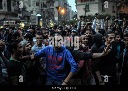 Kairo, Ägypten. 27. November 2013. Protest in Talaat Harb Square in der Innenstadt von ging, Kasr Al Ainy st.in vor Shoura Rat, Kairo, Ägypten, gegen die Erteilung eines neuen Gesetzes zur Regelung einige Demonstrationen, Mittwoch, 27 November, 2013.Nearly zwei Dutzend Frauen, im Alter von 15, werden übergeben hohen Gefängnisstrafen für protestieren zur Unterstützung Ägyptens islamistische Präsident, einem harten Urteil, das kommt einen Tag verdrängt nach Polizei schlagen und bekannte weibliche Aktivisten in ein Durchgreifen auf weltliche Demonstranten terrorisiert. : Bildnachweis Nameer Galal/NurPhoto: Nameer Galal/NurPhoto/ZUMAPRESS.com/Alamy Live-Nachrichten Stockfoto