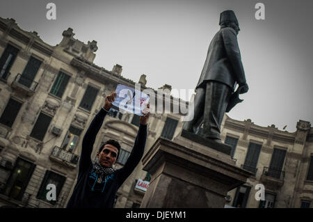 Kairo, Ägypten. 27. November 2013. Protest in Talaat Harb Square in der Innenstadt von ging, Kasr Al Ainy st.in vor Shoura Rat, Kairo, Ägypten, gegen die Erteilung eines neuen Gesetzes zur Regelung einige Demonstrationen, Mittwoch, 27 November, 2013.Nearly zwei Dutzend Frauen, im Alter von 15, werden übergeben hohen Gefängnisstrafen für protestieren zur Unterstützung Ägyptens islamistische Präsident, einem harten Urteil, das kommt einen Tag verdrängt nach Polizei schlagen und bekannte weibliche Aktivisten in ein Durchgreifen auf weltliche Demonstranten terrorisiert. : Bildnachweis Nameer Galal/NurPhoto: Nameer Galal/NurPhoto/ZUMAPRESS.com/Alamy Live-Nachrichten Stockfoto