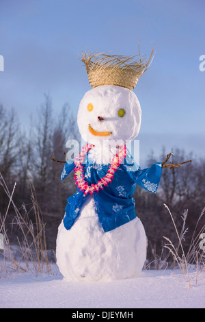 Schneemann in ein Hawaiian Outfit In einem verschneiten Feld; Anchorage Alaska Usa Stockfoto