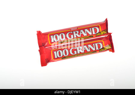 2 Nestle 100 Grand Candy Bars in Wrapper auf weißem Hintergrund, Ausschnitt USA Stockfoto