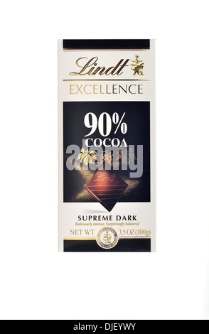 Bar von Lindt dunkle Schokolade mit 90 % Kakao in der Verpackung auf weißem Hintergrund, Ausschnitt. USA Stockfoto