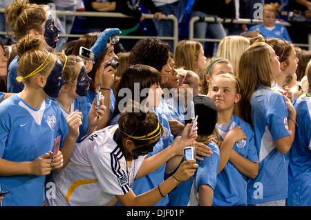 Erwarten Sie 11. November 2007 - Minneapolis, Minnesota, USA - Fußball-Fans, bewaffnet mit Handys und Digitalkameras, der Einstieg von David Beckham in der Metrodome Arena vor dem Spiel. (Kredit-Bild: © Dave Brewster/Minneapolis Star Tribune/ZUMA Press) Einschränkungen: USA Tabloid Rechte heraus! Stockfoto