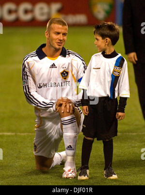 11. November 2007 - Minneapolis, Minnesota, USA - DAVID BECKHAM, mit CHARLIE RUBENDALL (7yrs.old - Mpls), während Spieler Einführungen kurz vor dem Spiel.  Charlie ist mit einer Fußball-Gruppe namens Bangu Tsunami. (Kredit-Bild: © Dave Brewster/Minneapolis Star Tribune/ZUMA Press) Einschränkungen: USA Tabloid Rechte heraus! Stockfoto