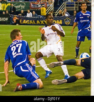 11. November 2007 - bekommt Minneapolis, Minnesota, USA - Thunder #27 CAMERON KNOWLES seine Chance, die durch Los Angeles Galaxy Torwart STEVE CRONIN blockiert.  #2 ist LAs MIKE RANDOLPH.  #7 ist Donner HUGO ALEARAT-CUELLAR. (Kredit-Bild: © Dave Brewster/Minneapolis Star Tribune/ZUMA Press) Einschränkungen: USA Tabloid Rechte heraus! Stockfoto