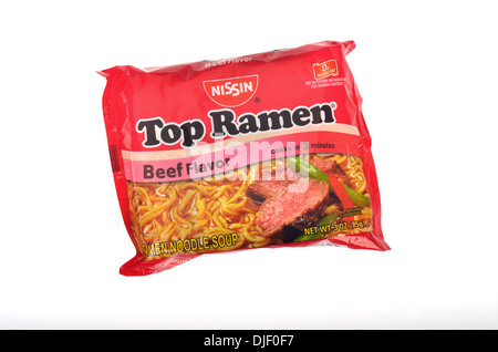 Ungeöffnete Pakete von Rindfleisch gewürzt von Nissin Top Ramen Instant Nudelsuppe auf weißem Hintergrund Ausschnitt. USA Stockfoto