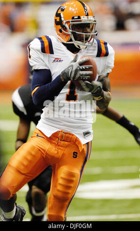 24. November 2007: The University of Cincinnati Bearcats besiegte die Syracuse University Orange 52-31 am Samstagabend bei der Carrier Dome in Syracuse, New York. Syrakus Wide Receiver Mike Williams (#1) in Aktion gegen Cincinnati. (Kredit-Bild: © Alan Schwartz/Cal-Sport-Medien) Stockfoto