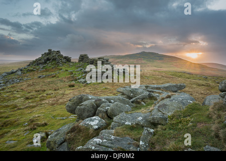 Sonnenuntergang am West-Mühle-Tor mit ja Tor in der Ferne Dartmoor National Park Devon Uk Stockfoto