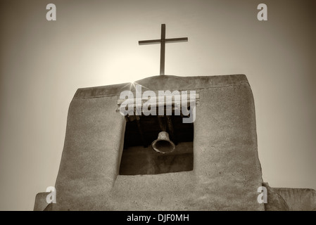 Kreuz und Glocke. San Miguel Mission. Santa Fe, New Mexico. Stockfoto