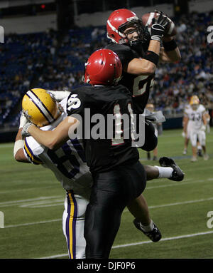 23. November 2007 geschleppt - Minneapolis, Minnesota, USA - Eden Prairie ZAC KALLAS in einer zweiten Hälfte abfangen als Cretin-Derham Hall Empfänger MICHAEL FLOYD zusahen. Eden Prairie #11 ist RYAN GRANT.  (Kredit-Bild: © Jim Gehrz/Minneapolis Star Tribune/ZUMA Press) Einschränkungen: USA Boulevardpresse Rechte heraus! Stockfoto