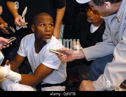 28. November 2007 - Las Vegas, Nevada, USA - Boxen: Undefeated WBC im Weltergewicht und Ring Magazine Champion "PRETTY BOY" FLOYD MAYWEATHER JR. trifft sich mit Mitgliedern der Medien in einem offenen Training für seinen 8. Dezember Mega-Kampf gegen den ungeschlagenen Super Lightweight und Ring Magazine Champion, Ricky "The Hitman" Hatton. Die mit Spannung erwartete Kampf, genannt "Unbesiegt" findet am Stockfoto