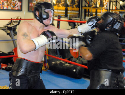 28. November 2007 - Las Vegas, Nevada, USA - Boxen: Ungeschlagenen Super Lightweight und Ring Magazine Champion RICKY "THE HITMAN" HATTON trifft sich mit Mitgliedern der Medien in einem offenen Training für seinen 8. Dezember Mega-Kampf gegen ungeschlagenen WBC im Weltergewicht und Ring Magazine Champion "Pretty Boy" Floyd Mayweather Jr. Die mit Spannung erwartete Kampf, genannt "Unbesiegt" findet bei der MGM Stockfoto