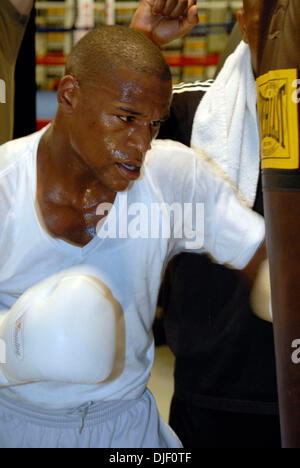 28. November 2007 - Las Vegas, Nevada, USA - Boxen: Undefeated WBC im Weltergewicht und Ring Magazine Champion "PRETTY BOY" FLOYD MAYWEATHER JR. trifft sich mit Mitgliedern der Medien in einem offenen Training für seinen 8. Dezember Mega-Kampf gegen den ungeschlagenen Super Lightweight und Ring Magazine Champion, Ricky "The Hitman" Hatton. Die mit Spannung erwartete Kampf, genannt "Unbesiegt" findet bei T Stockfoto