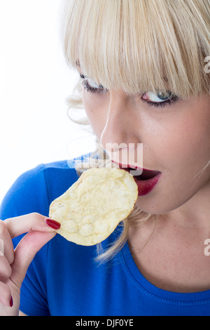 -Modell veröffentlicht. Junge Frau Essen Kartoffelchips Stockfoto