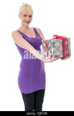 Junge Frau, aufgeregt und glücklich, ein einziges Geschenk verpackt Weihnachtsgeschenk, isoliert gegen den weißen Hintergrund, Freistellungspfad Stockfoto