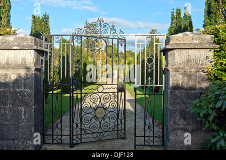 Eine Aussicht auf den Garten - gesehen durch dekorative Tore, Strokestown Park House, Strokestown, Co. Roscommon, Irland Stockfoto