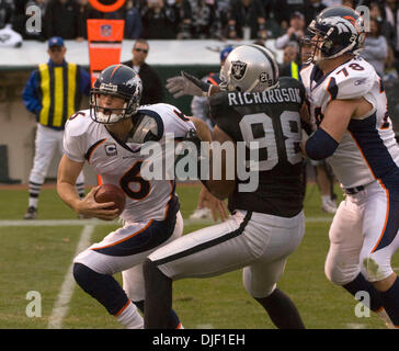 2. Dezember 2007 - OAKLAND, CA, USA - Oakland Raiders defensive End JAY RICHARDSON #98 Säcke Denver Broncos quarterback JAY CUTLER #6 und beleidigender Gerät, den Matt LEPSIS #78 Cutler während ihres Spiels im McAfee-Stadion zu schützen versucht. (Kredit-Bild: © Al Golub/ZUMApress.com) Stockfoto