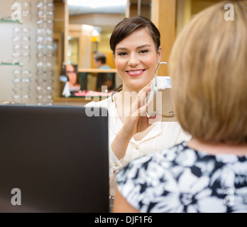 Augenarzt Pupilary Abstände messen Stockfoto