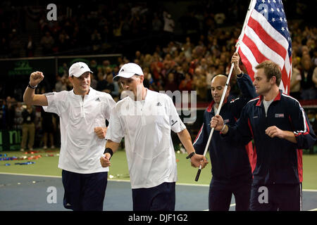 2. Dezember 2007 - Portland, Oregon, USA - BOB BRYAN, JAMES BLAKE, feiern MIKE BRYAN & ANDY RODDICK ihren Sieg über Russland. (Kredit-Bild: © Fred Mullane/ZUMA Press) Stockfoto