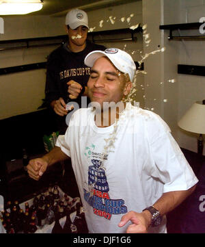 2. Dezember 2007 - begießst Portland, Oregon, USA - Davis-Cup-Praxis Spieler, JON ISNER JAMES BLAKE in der Feier der US Davis Cup Team Sieg über Russland. (Kredit-Bild: © Fred Mullane/ZUMA Press) Stockfoto