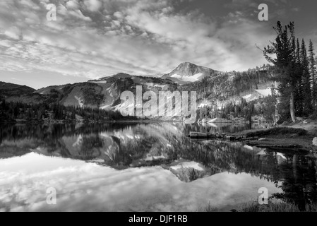 Abendlicht und Reflexion im Spiegel See mit Kappe Adlerberg. Eagle Cap Wildnis, Oregon Stockfoto