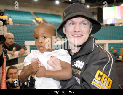 4. Dezember 2007 trifft sich mit Mitgliedern der Medien bei der Vorbereitung für seinen Schlussabstimmungen 8. Mega-Kampf gegen fünf Division-Weltmeister Mayweather in der MGM Grand Garden Arena - Las Vegas, Nevada, USA - zwei Division-Weltmeister RICKY "THE HITMAN" HATTON. Der Kampf mit dem Titel "Unbesiegt" in einem Datensatz 30 Minuten ausverkauft und schließt ein phänomenales Jahr für professionelle Preis kämpfen. (C Stockfoto