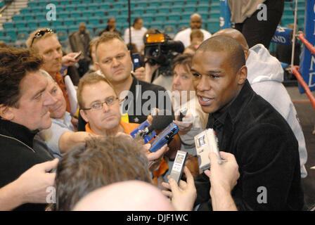 4. Dezember 2007 trifft sich mit Mitgliedern der Medien bei der Vorbereitung für seinen Schlussabstimmungen 8. Mega-Kampf gegen fünf Division-Weltmeister Mayweather in der MGM Grand Garden Arena - Las Vegas, Nevada, USA - fünf Division-Weltmeister FLOYD "PRETTY BOY" MAYWEATHER. Der Kampf mit dem Titel "Unbesiegt" in einem Datensatz 30 Minuten ausverkauft und beendet ein phänomenales Jahr zur Bekämpfung von professionellen Preis Stockfoto