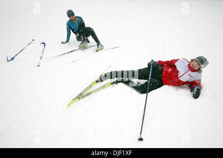 4. Dezember 2007 - St. Paul, MN - Minnesota, USA - Vereinigte Staaten - mehr Schnee fiel im Laufe des Tages Dienstag, Autofahrer zu quälen und Langläufer, z. B. die Highland Park High School nordic Skiteam erfreuen ausgearbeitet, die erst zum zweiten Mal auf Schnee nach der Schule Dienstag auf dem Highland Park Golfplatz in St. Paul.  ARIEL Hebeln, Vordergrund und SEBASTIAN ZECK, collap Stockfoto